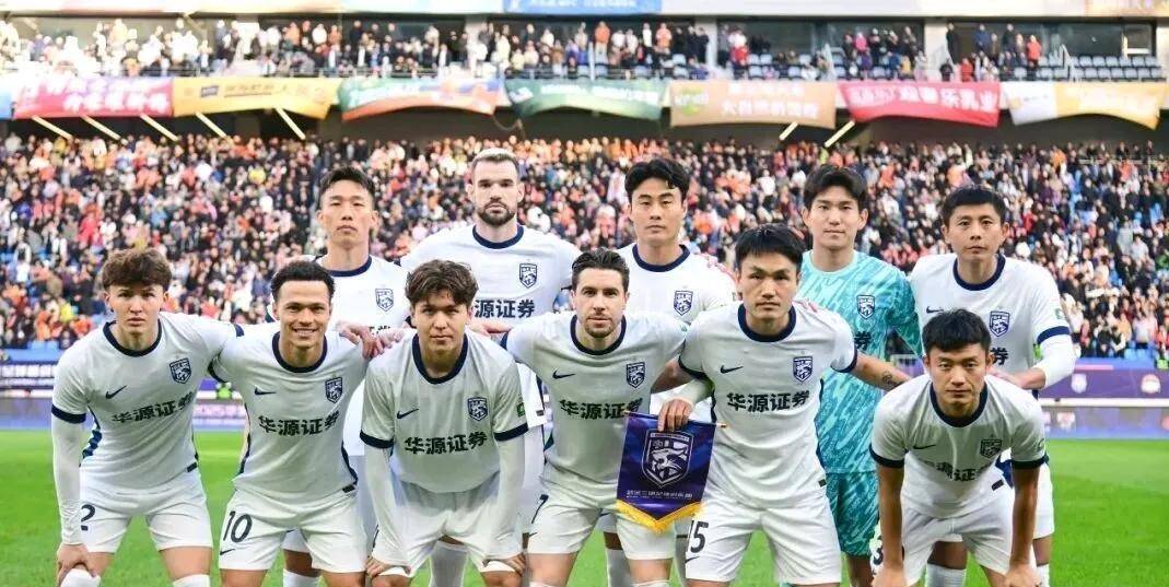 关于武汉三镇训练开放日，冲刺阶段刷新队史纪录引欢呼，全明星赛在即，数据趋势出现新变化的信息