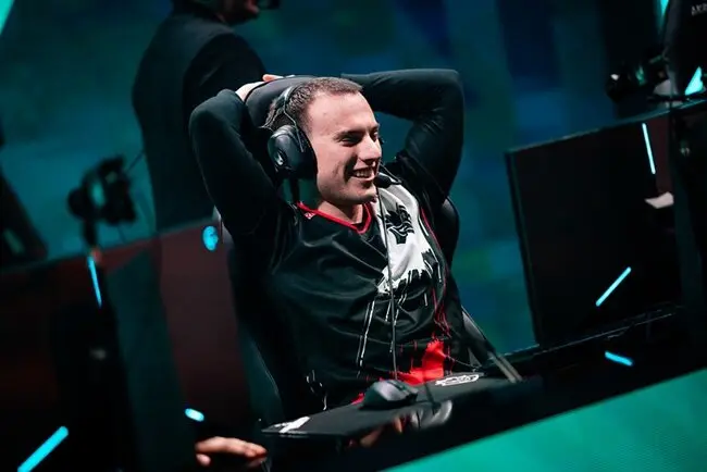 包含Rookie关键节点比分优势明显，C9带队取胜！的词条