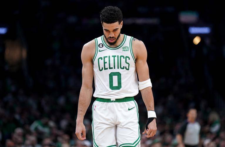 极速竞技-塔图姆连续三场比赛得分超过赛事规则更新，雄鹿挑战极限！的简单介绍